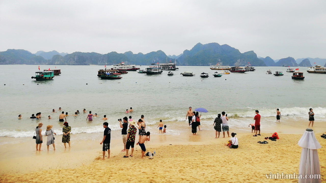 Bãi biển trên vịnh Lan Hạ Bãi biển trên vịnh Lan Hạ