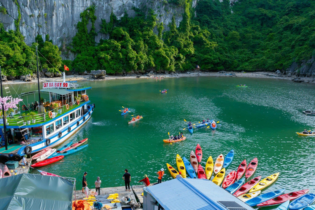 hoạt động kayak trên vịnh Lan Hạ hoạt động kayak trên vịnh Lan Hạ